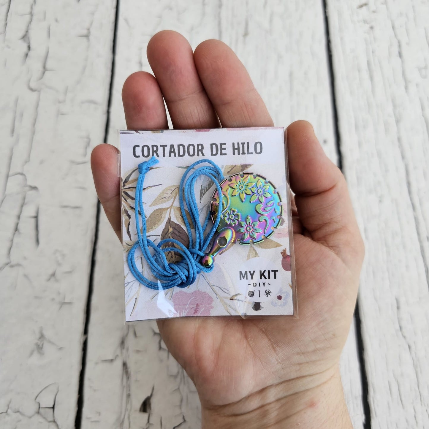 Cortador de hilo circular como collar tornasol