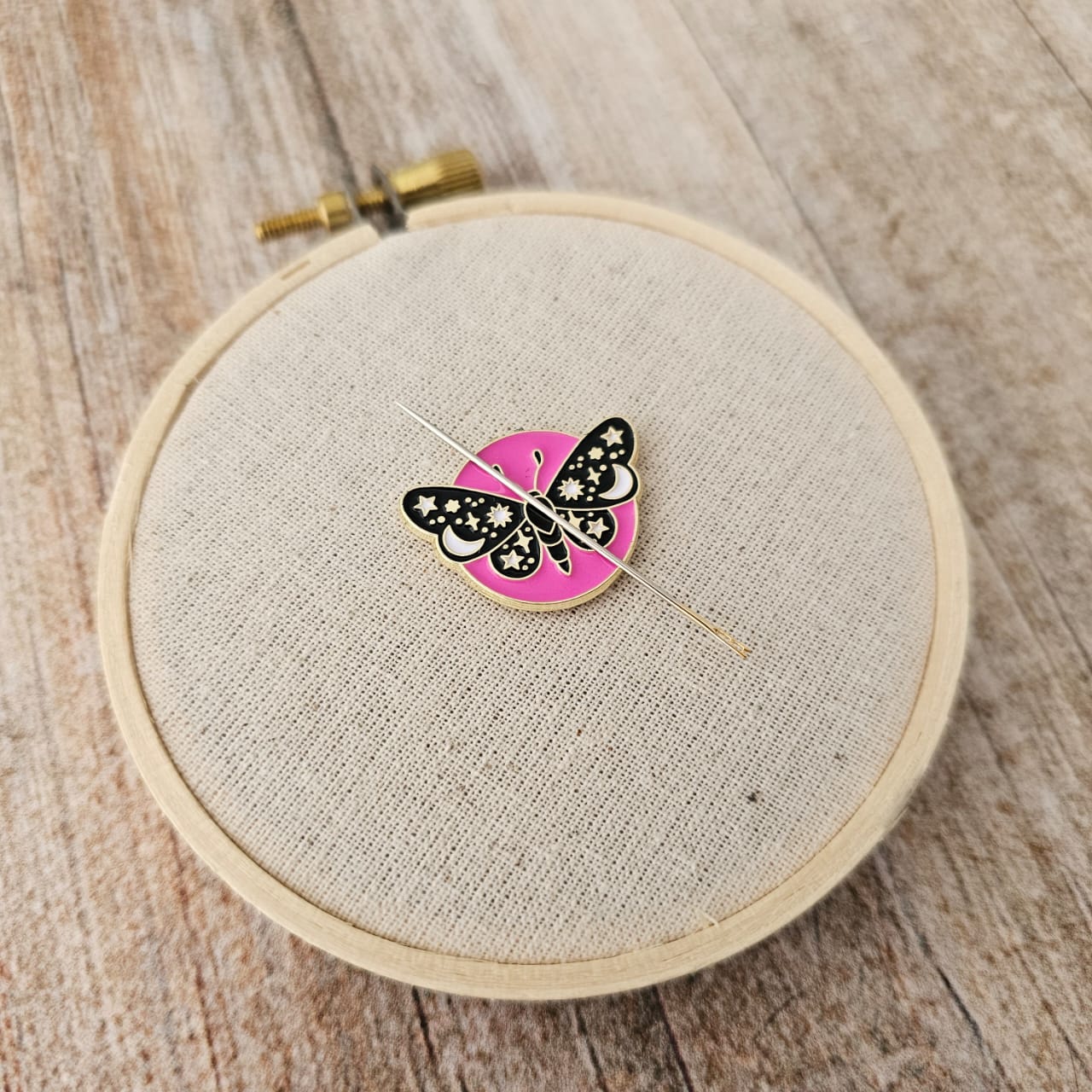 Imán para agujas Mariposa fucsia