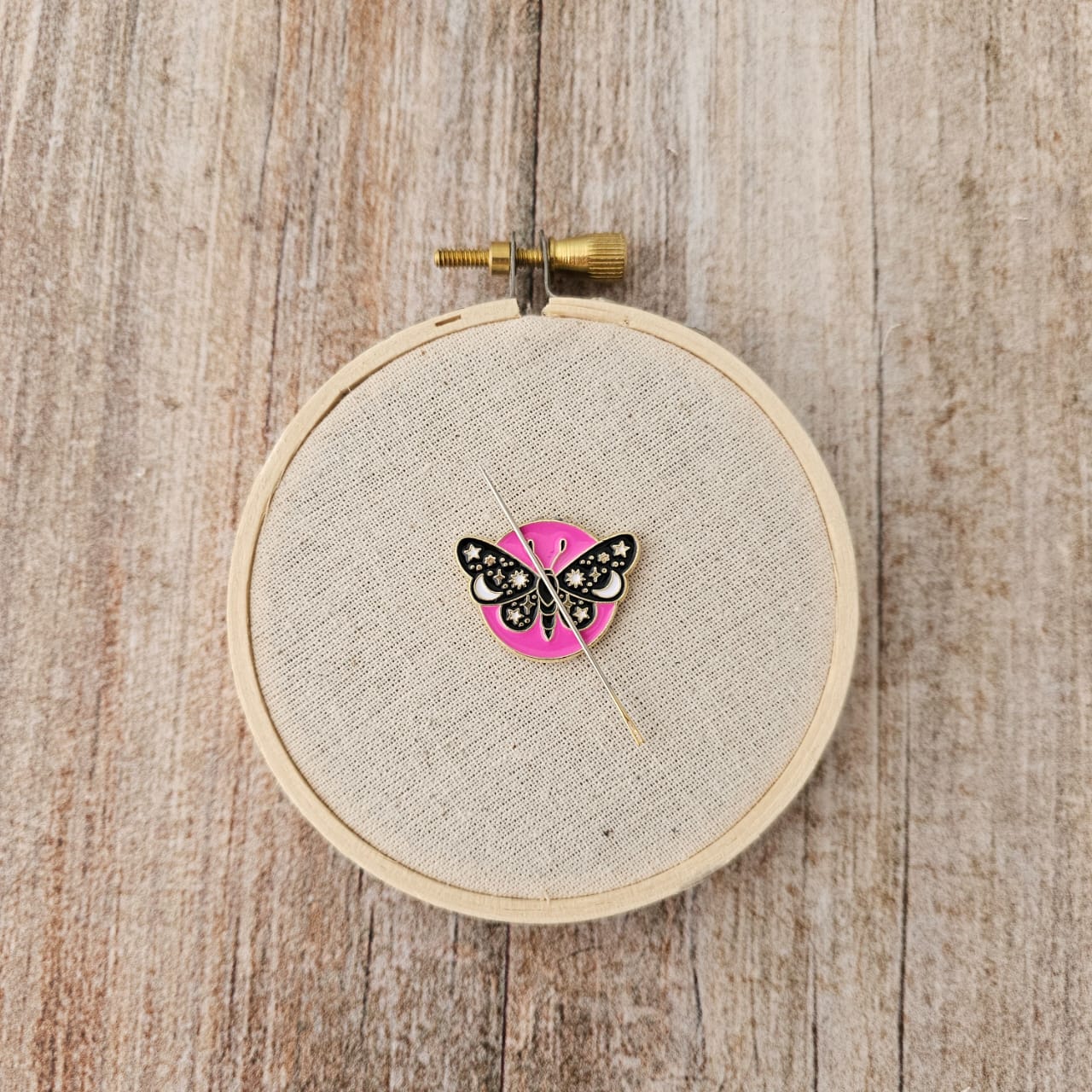 Imán para agujas Mariposa fucsia