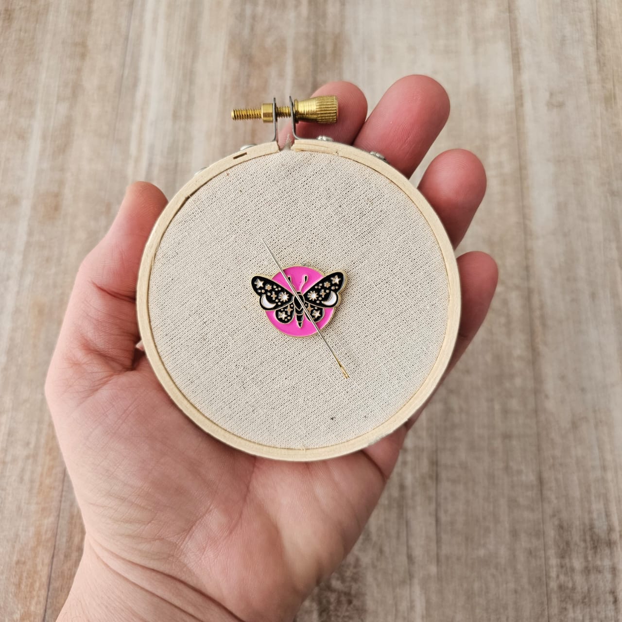 Imán para agujas Mariposa fucsia